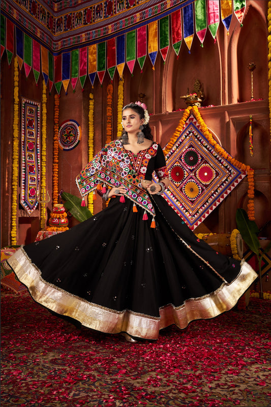 Lehenga de Navratri noir multicolore en viscose coton et travail kutchi