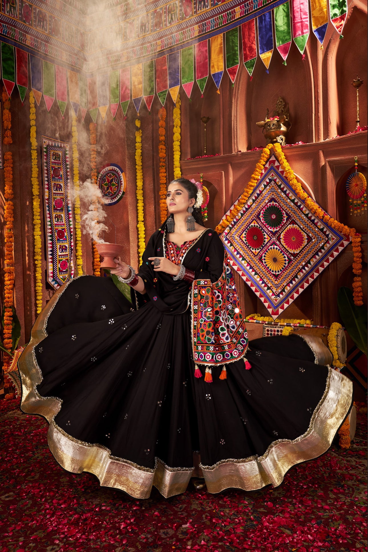 Lehenga de Navratri noir multicolore en viscose coton et travail kutchi