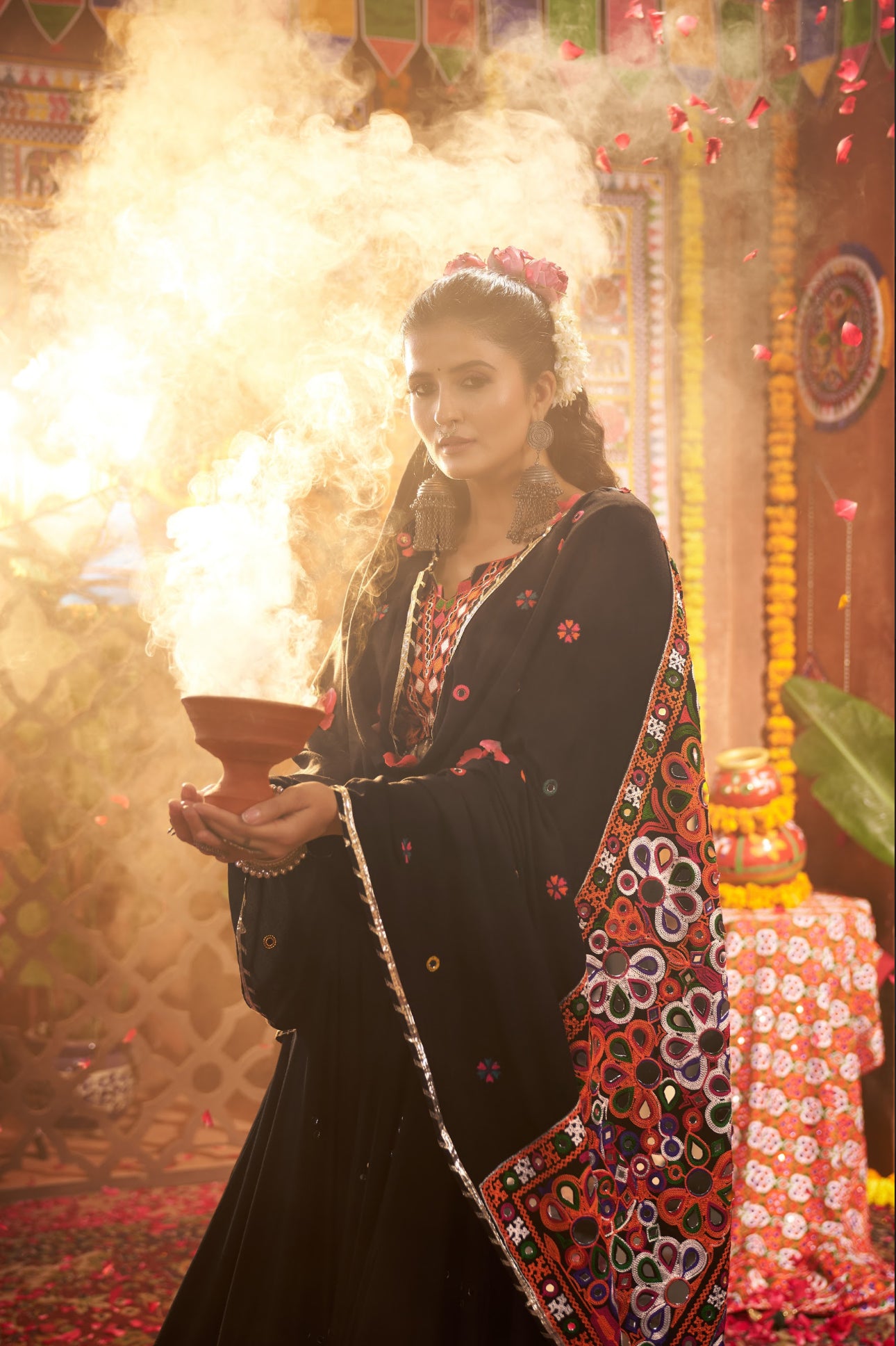 Lehenga de Navratri noir multicolore en viscose coton et travail kutchi