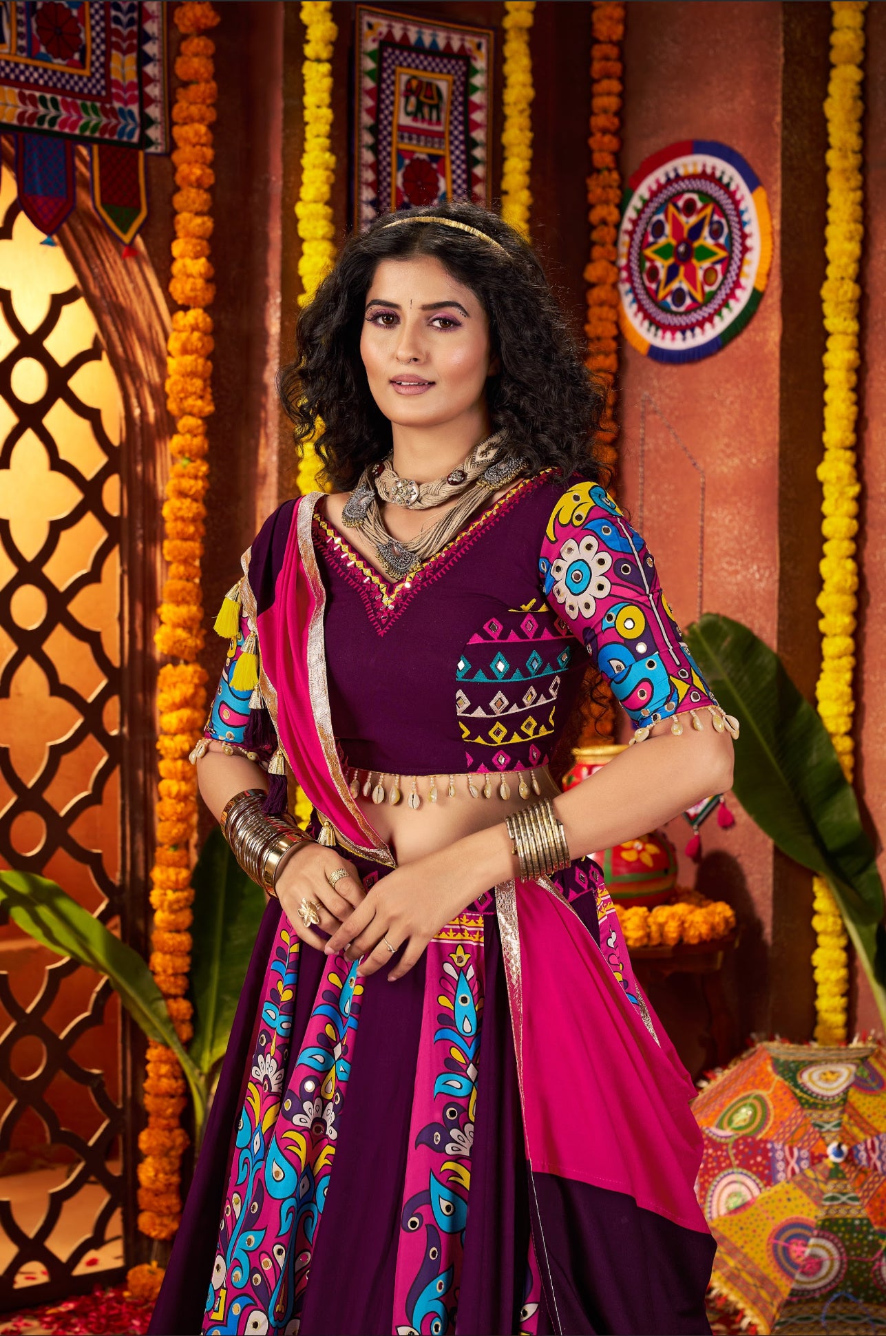 Lehenga de Navratri violet foncé multicolore en viscose coton et travail kutchi