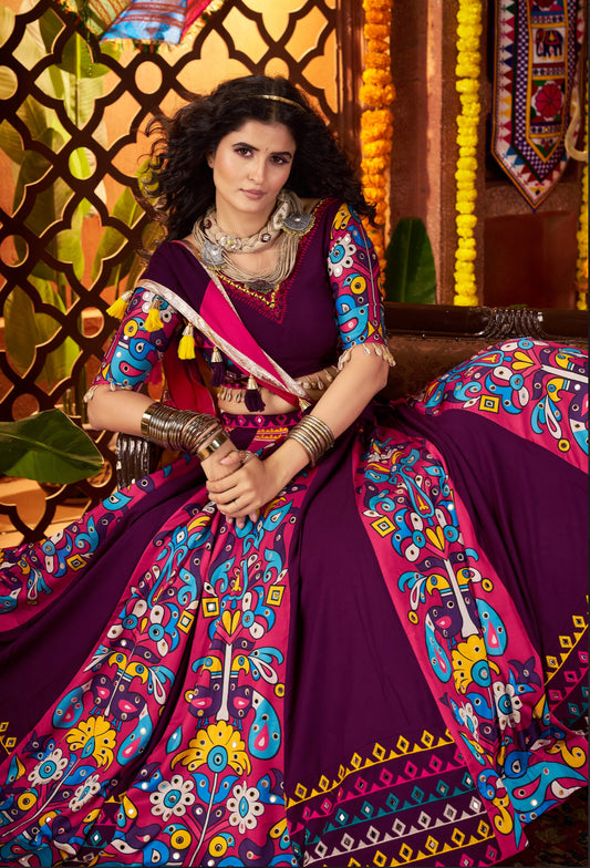 Lehenga de Navratri violet foncé multicolore en viscose coton et travail kutchi