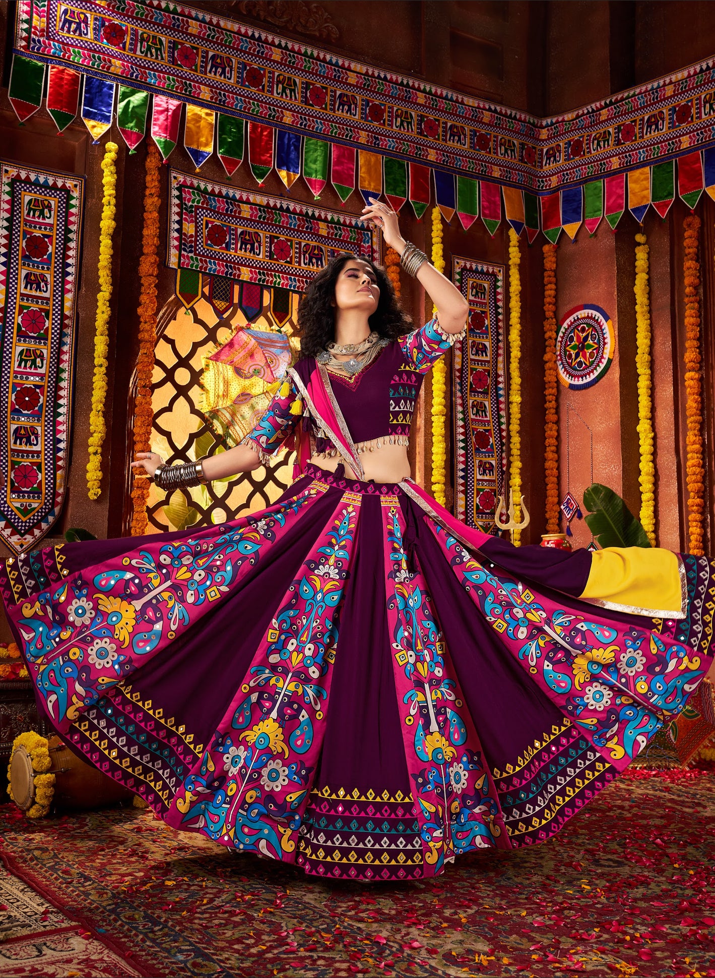 Lehenga de Navratri violet foncé multicolore en viscose coton et travail kutchi