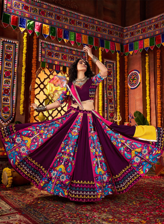 Lehenga de Navratri violet foncé multicolore en viscose coton et travail kutchi