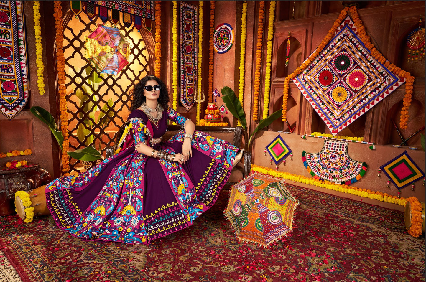 Lehenga de Navratri violet foncé multicolore en viscose coton et travail kutchi