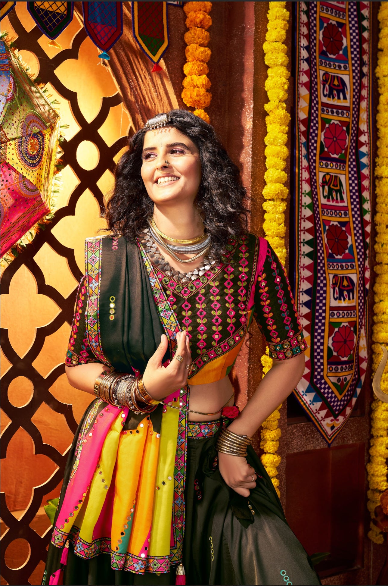 Lehenga de Navratri noir multicolore en soie gajji et broderies