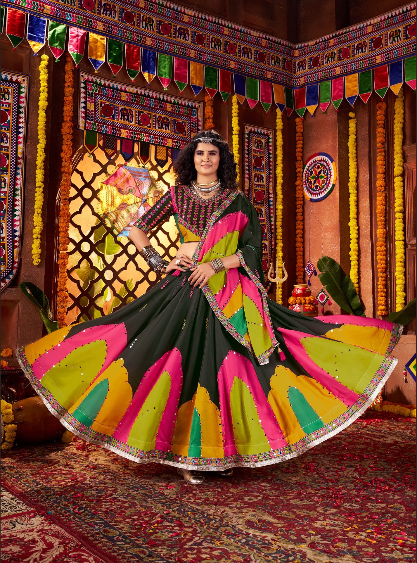 Lehenga de Navratri noir multicolore en soie gajji et broderies