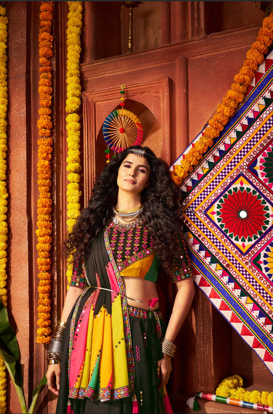 Lehenga de Navratri noir multicolore en soie gajji et broderies