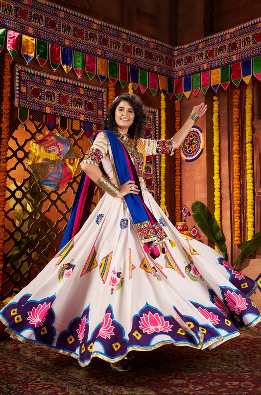 Lehenga de Navratri blanc et bleu multicolore en soie gajji et broderies