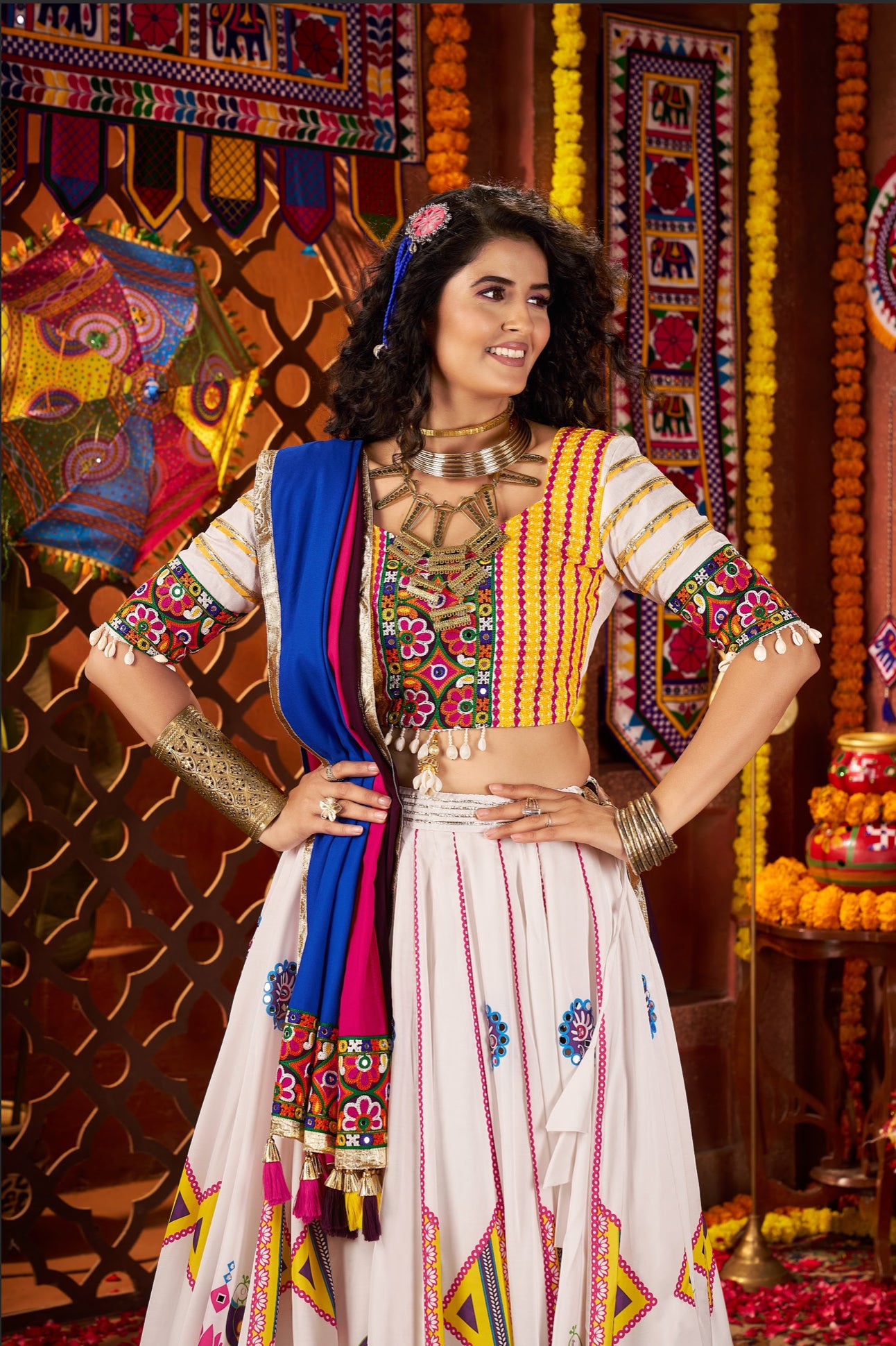 Lehenga de Navratri blanc et bleu multicolore en soie gajji et broderies