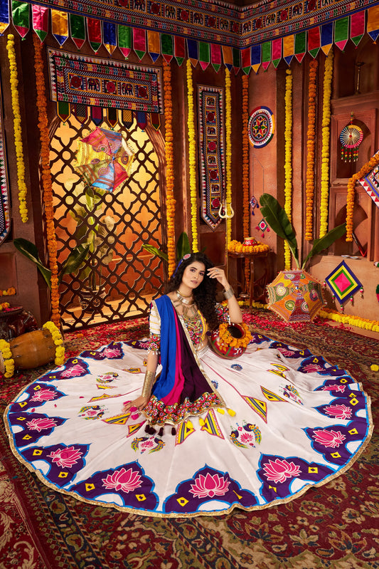 Lehenga de Navratri blanc et bleu multicolore en soie gajji et broderies