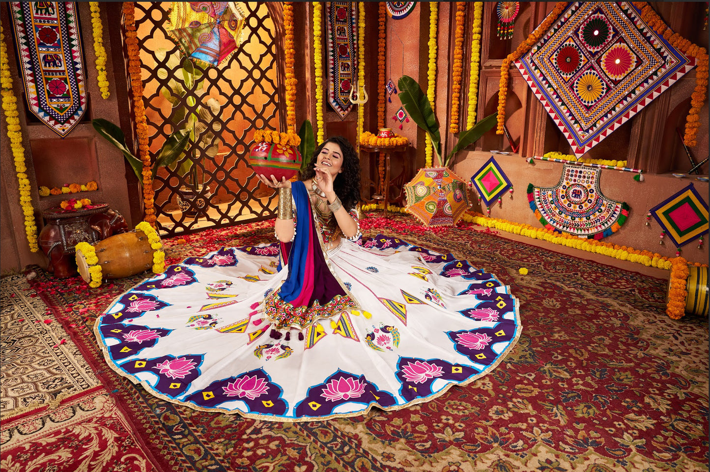 Lehenga de Navratri blanc et bleu multicolore en soie gajji et broderies