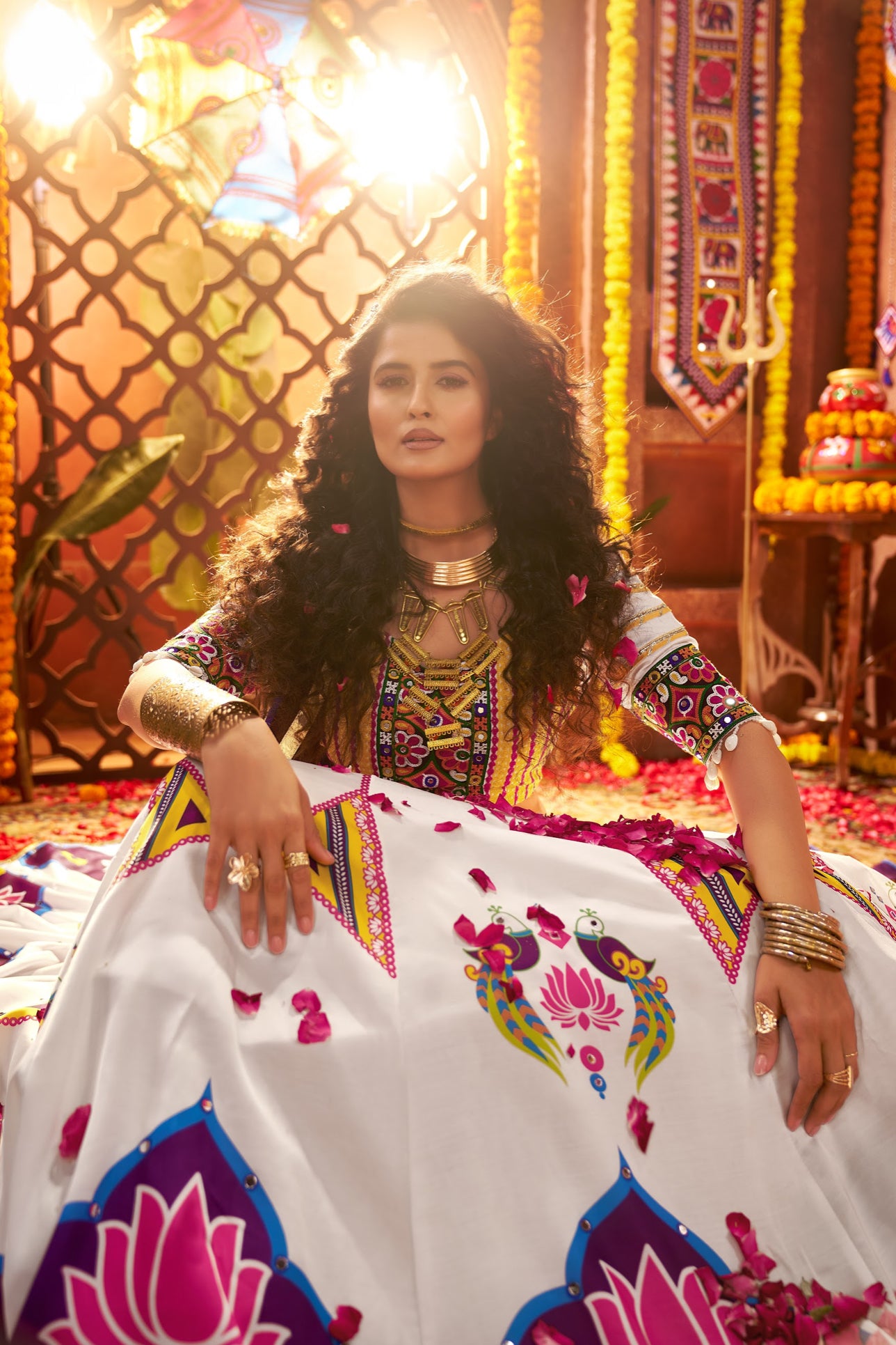 Lehenga de Navratri blanc et bleu multicolore en soie gajji et broderies
