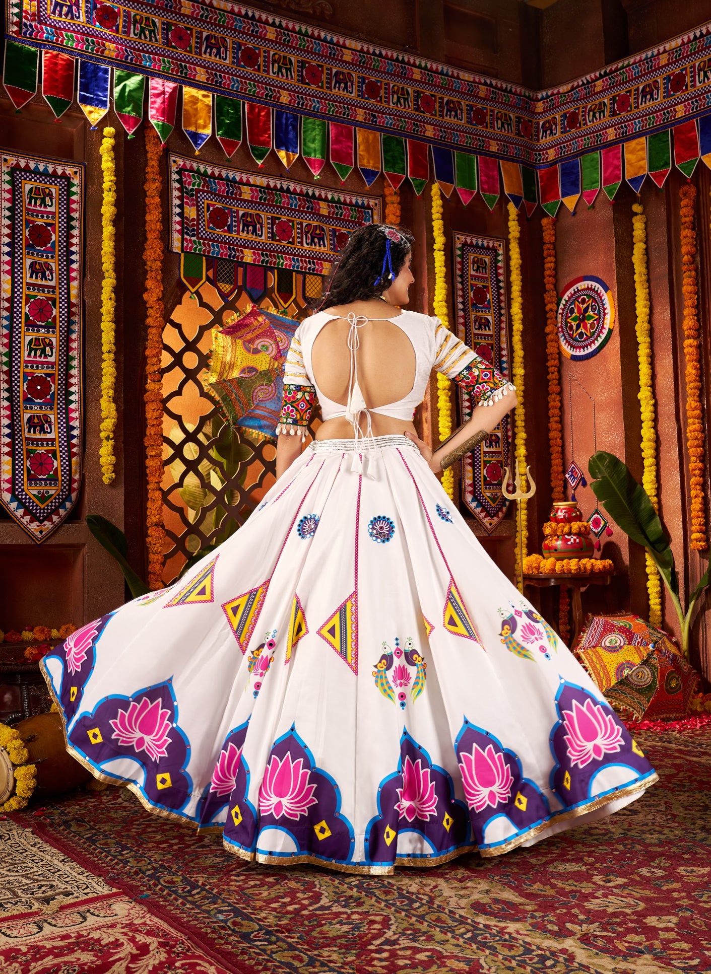 Lehenga de Navratri blanc et bleu multicolore en soie gajji et broderies