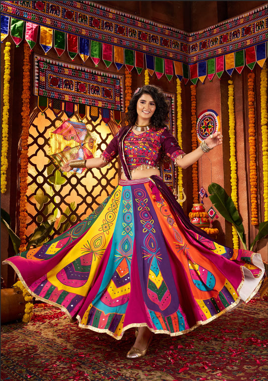Lehenga de Navratri violet foncé multicolore en soie gajji et broderies