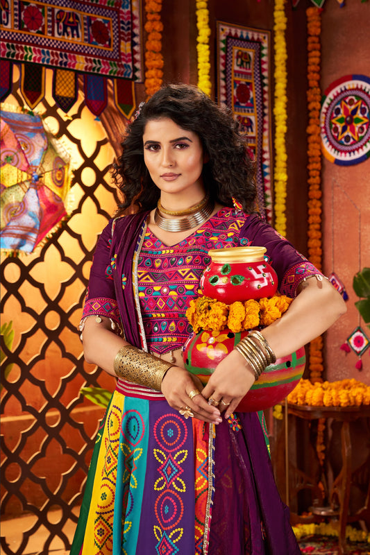 Lehenga de Navratri violet foncé multicolore en soie gajji et broderies