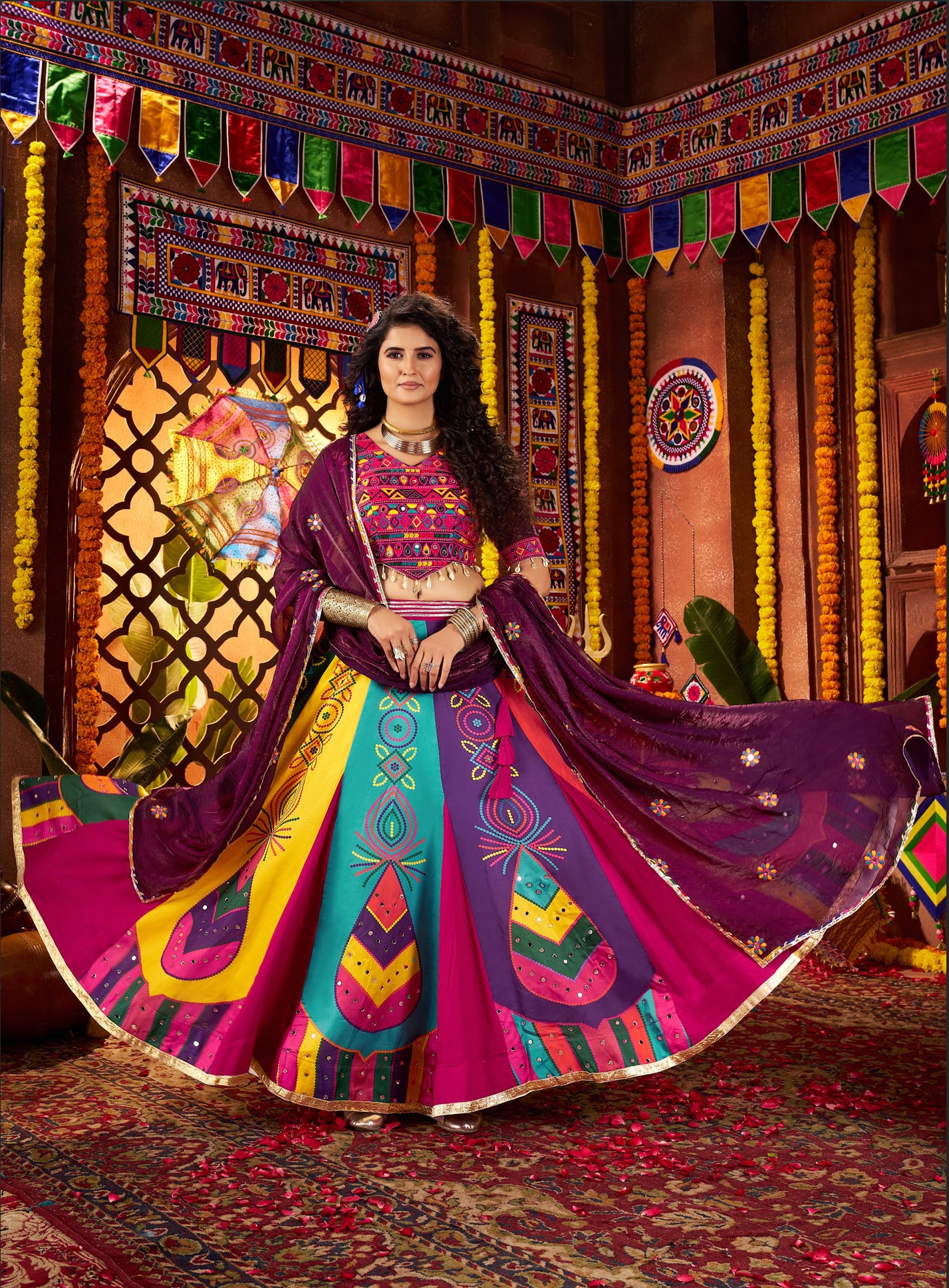 Lehenga de Navratri violet foncé multicolore en soie gajji et broderies
