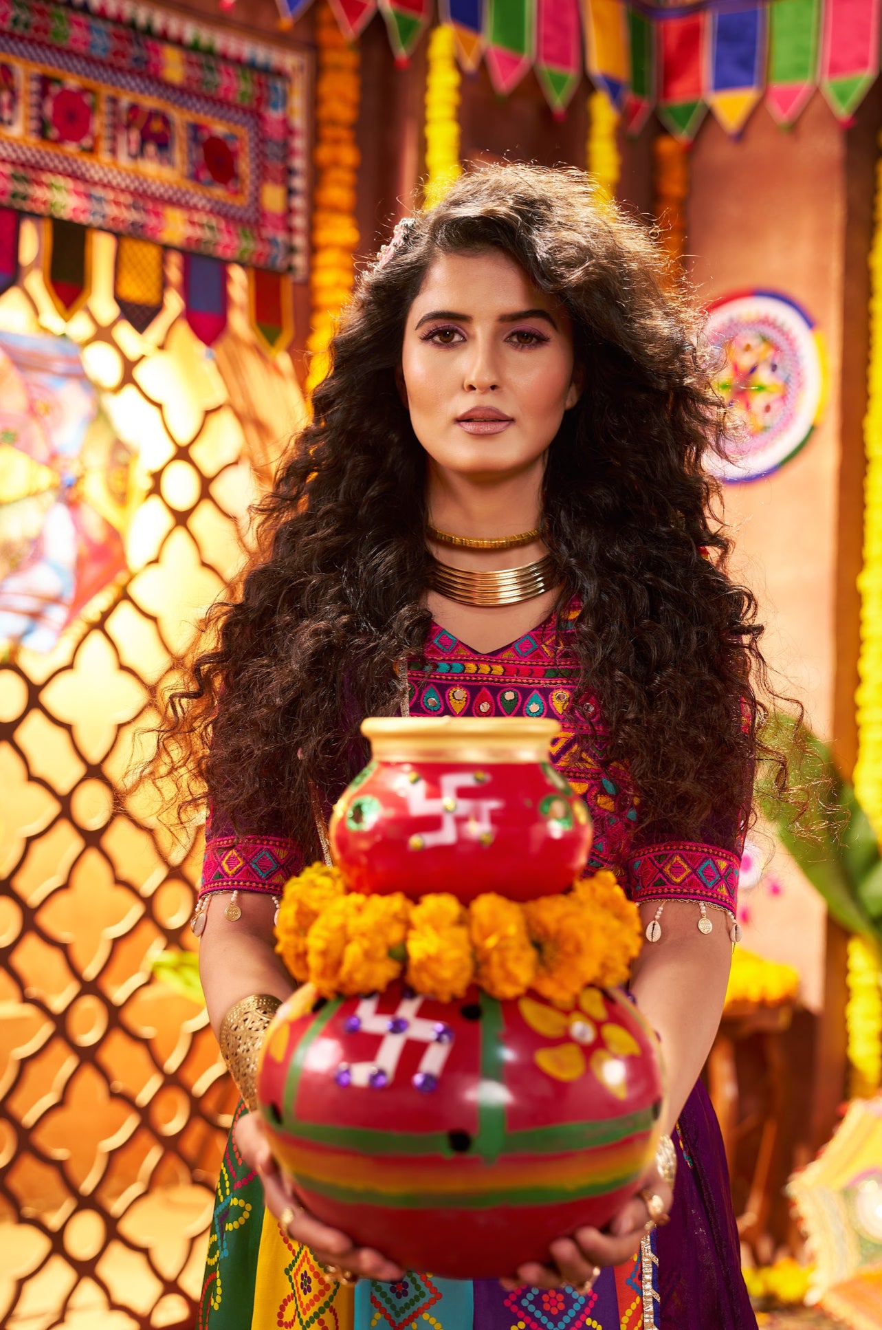 Lehenga de Navratri violet foncé multicolore en soie gajji et broderies