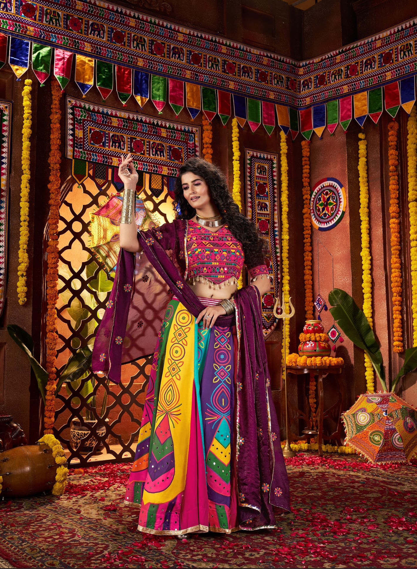Lehenga de Navratri violet foncé multicolore en soie gajji et broderies