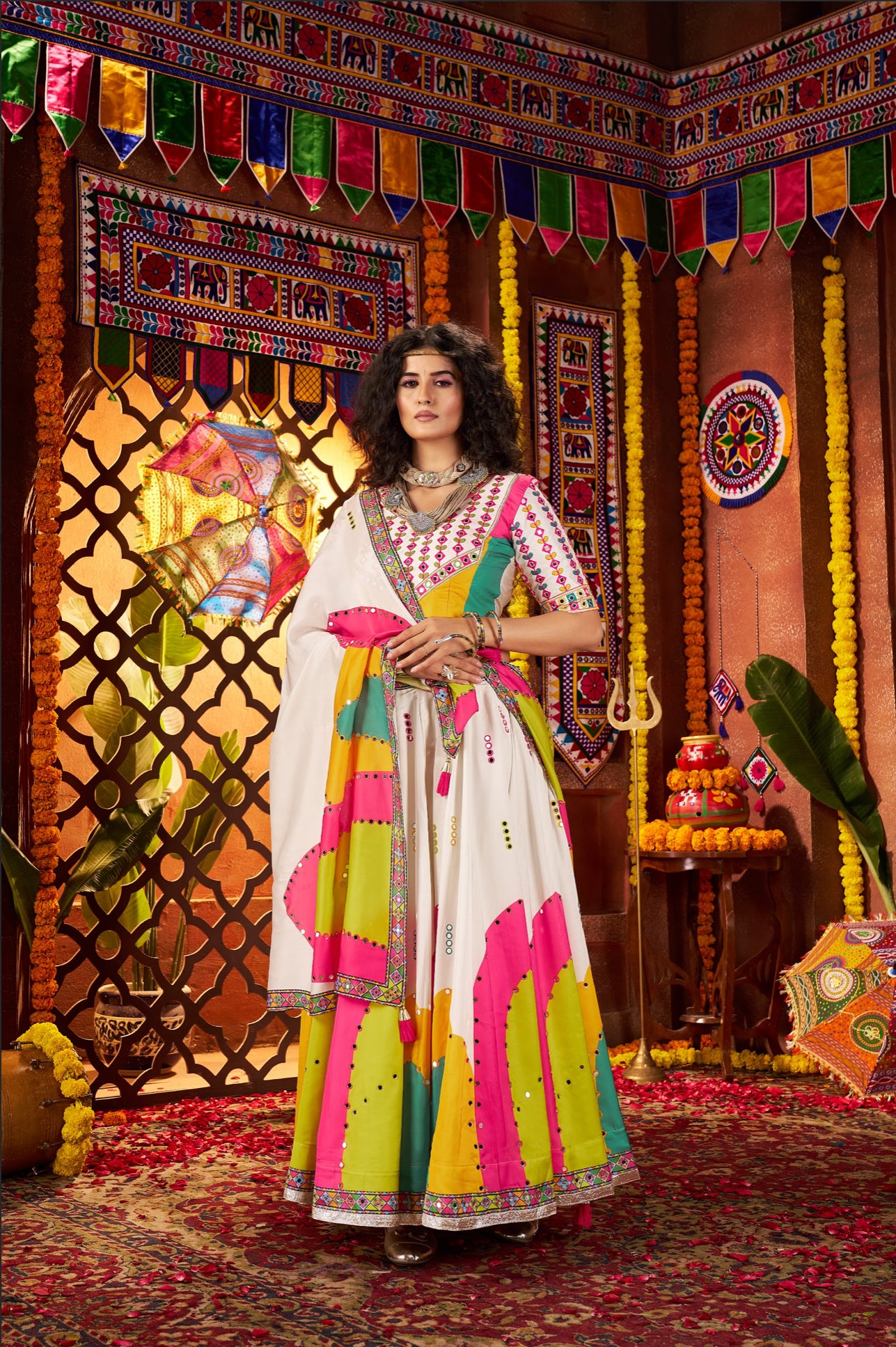 Lehenga de Navratri blanc rose vibrant jaune multicolore en soie gajji et broderies