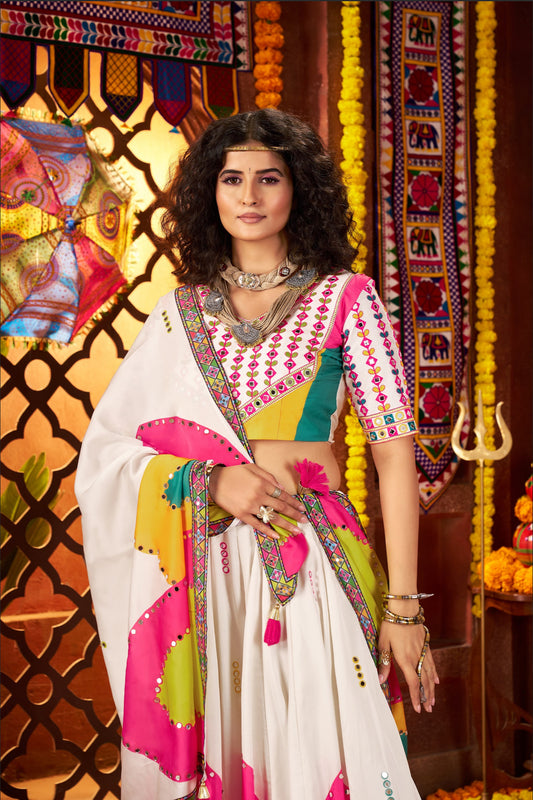 Lehenga de Navratri blanc rose vibrant jaune multicolore en soie gajji et broderies