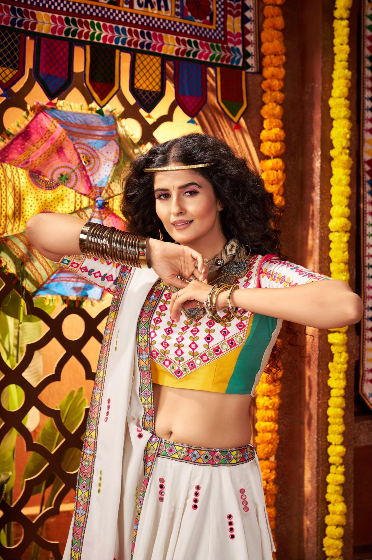 Lehenga de Navratri blanc rose vibrant jaune multicolore en soie gajji et broderies