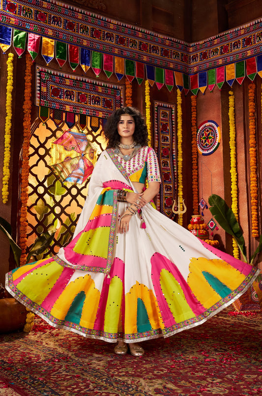 Lehenga de Navratri blanc rose vibrant jaune multicolore en soie gajji et broderies
