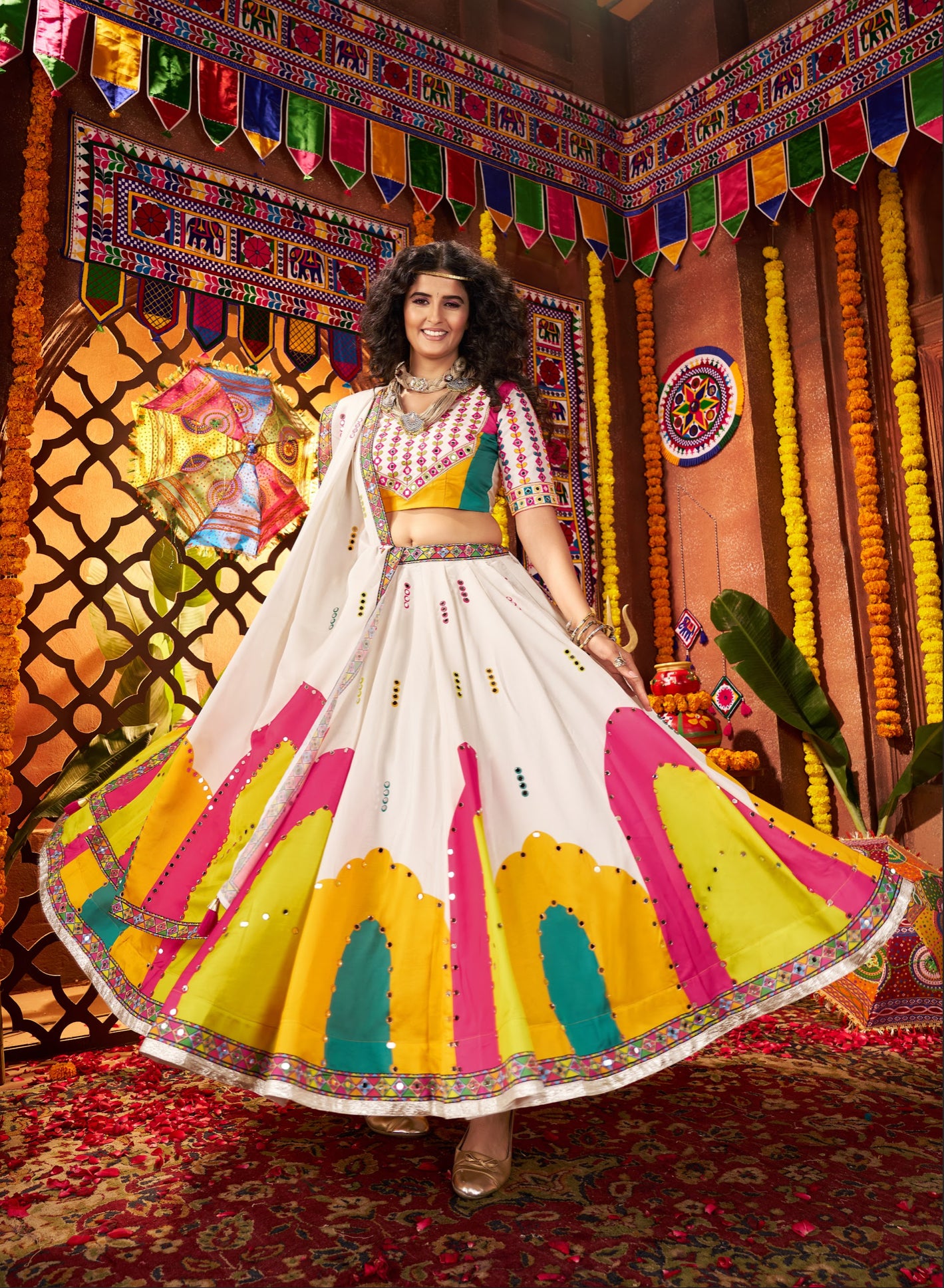 Lehenga de Navratri blanc rose vibrant jaune multicolore en soie gajji et broderies