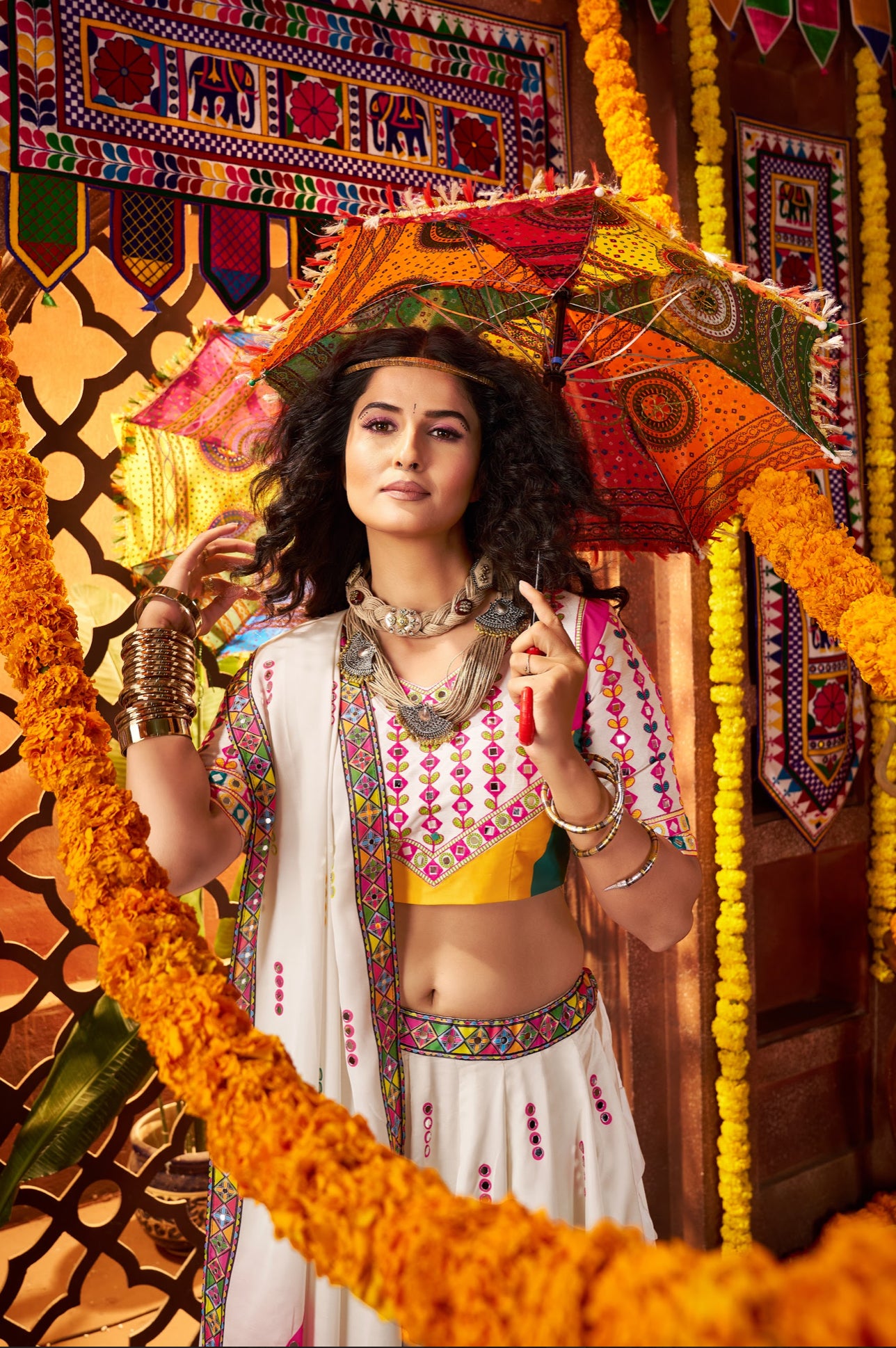 Lehenga de Navratri blanc rose vibrant jaune multicolore en soie gajji et broderies