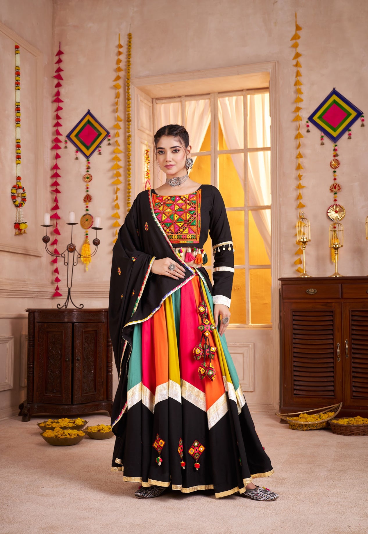 Lehenga de Navratri noir multicolore en viscose coton avec pampilles en coton