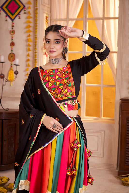 Lehenga de Navratri noir multicolore en viscose coton avec pampilles en coton