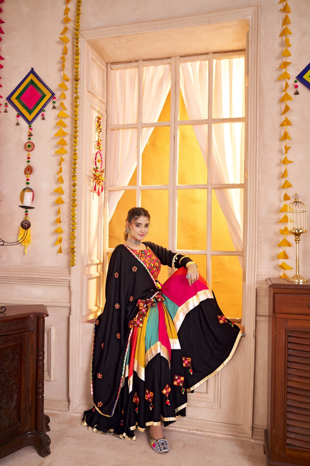 Lehenga de Navratri noir multicolore en viscose coton avec pampilles en coton