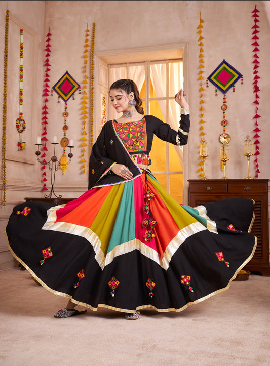 Lehenga de Navratri noir multicolore en viscose coton avec pampilles en coton