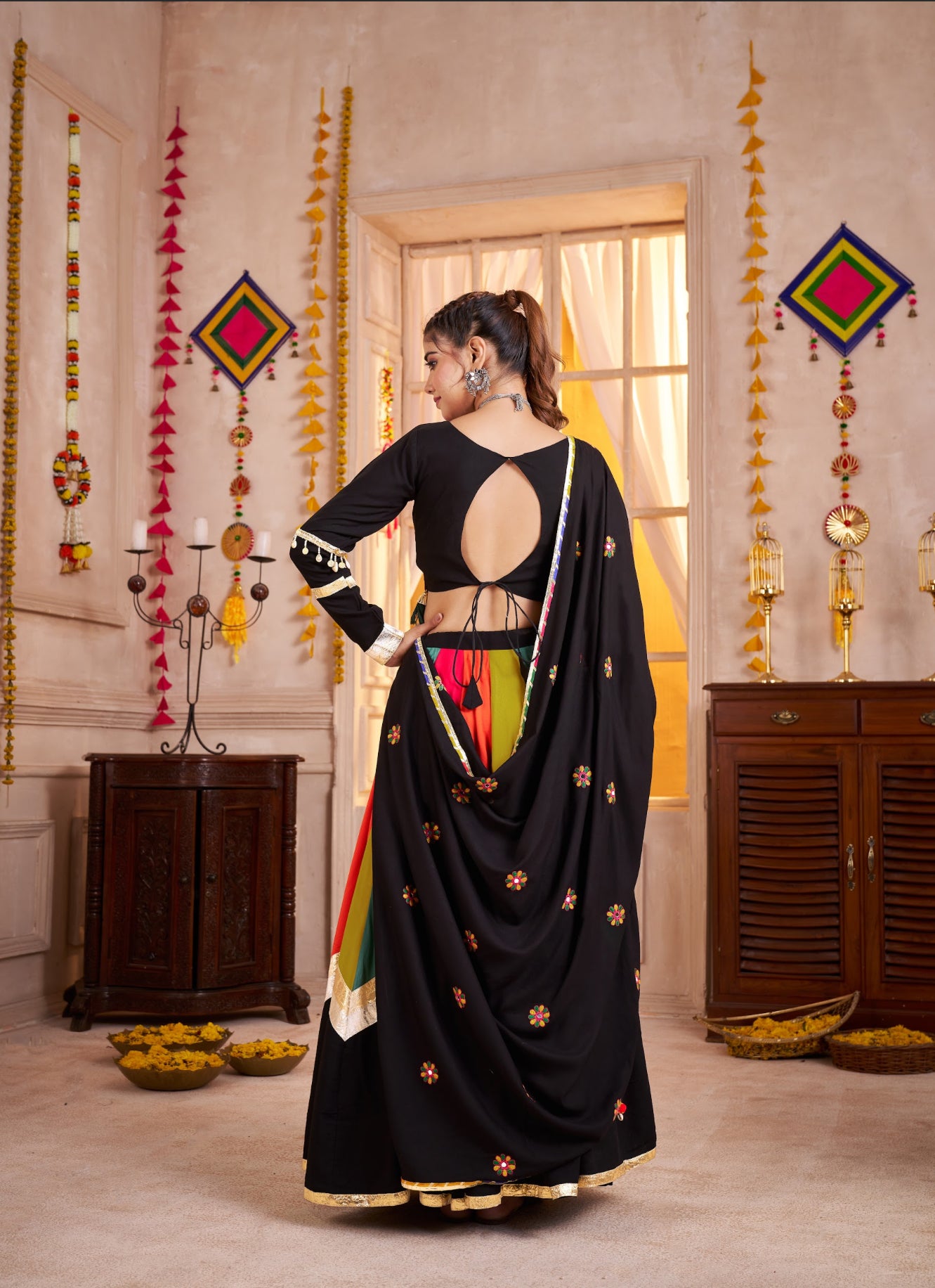 Lehenga de Navratri noir multicolore en viscose coton avec pampilles en coton