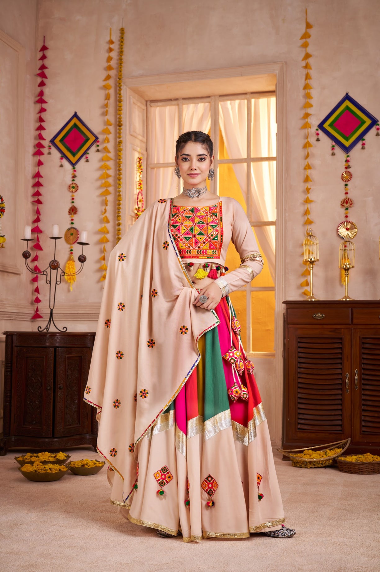 Lehenga de Navratri beige multicolore en viscose coton avec pampilles en coton