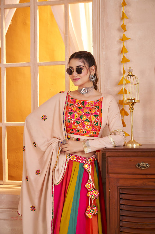 Lehenga de Navratri beige multicolore en viscose coton avec pampilles en coton