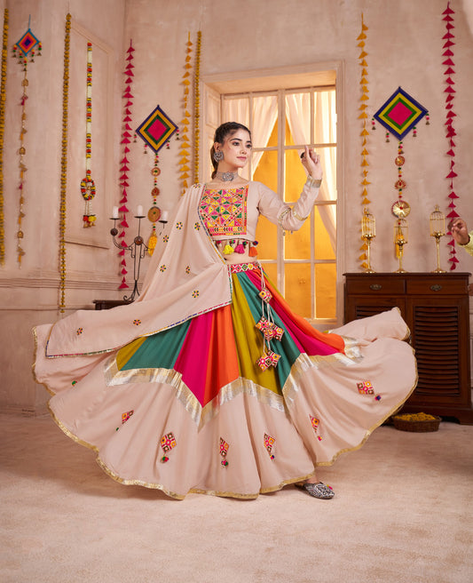Lehenga de Navratri beige multicolore en viscose coton avec pampilles en coton