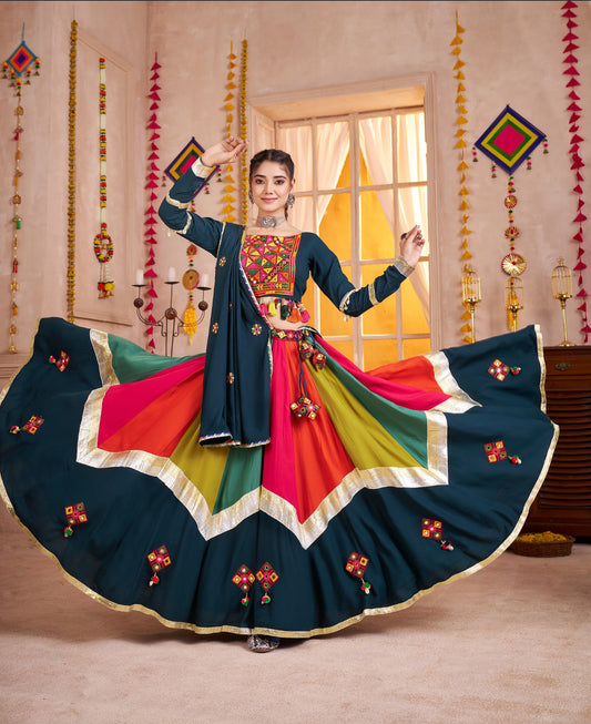 Lehenga de Navratri bleu canard multicolore en viscose coton avec pampilles en coton