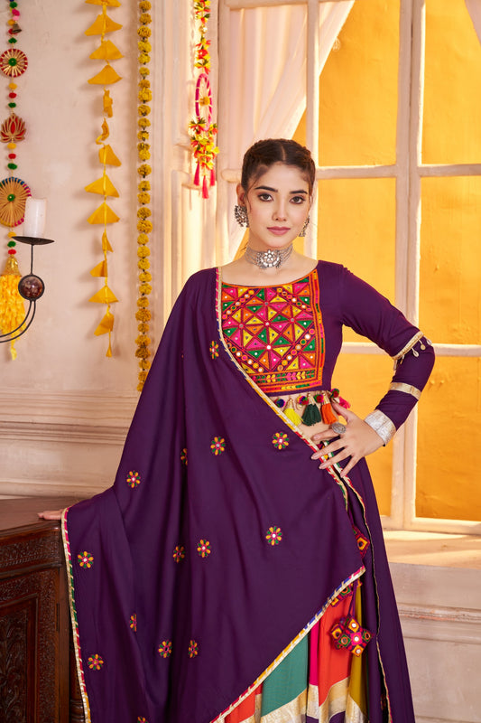 Lehenga de Navratri violet foncé multicolore en viscose coton avec pampilles en coton