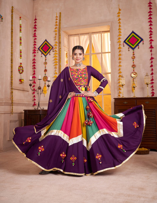 Lehenga de Navratri violet foncé multicolore en viscose coton avec pampilles en coton