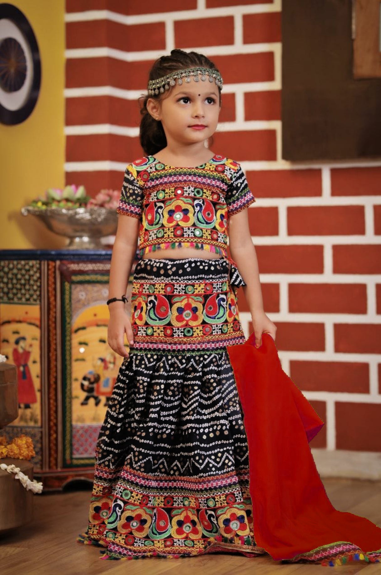Lehenga de célébration Navratri noir multicolore et rouge en coton enfant