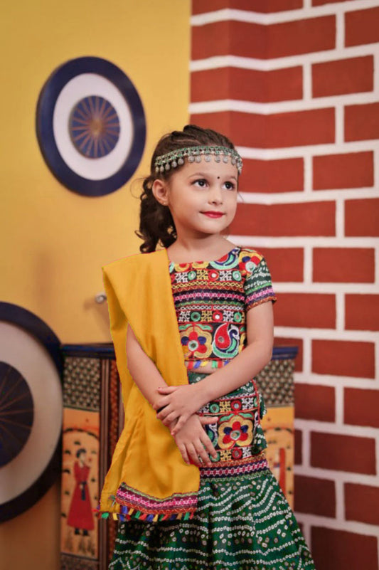 Lehenga de célébration Navratri vert multicolore et jaune en coton enfant