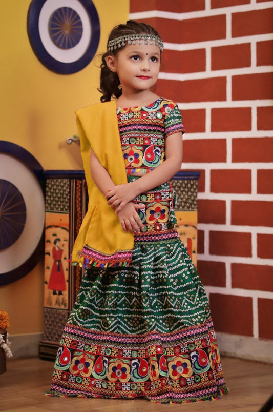 Lehenga de célébration Navratri vert multicolore et jaune en coton enfant