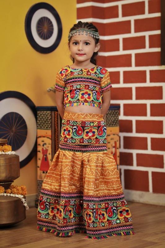 Lehenga de célébration Navratri multicolore jaune et bleu en coton enfant