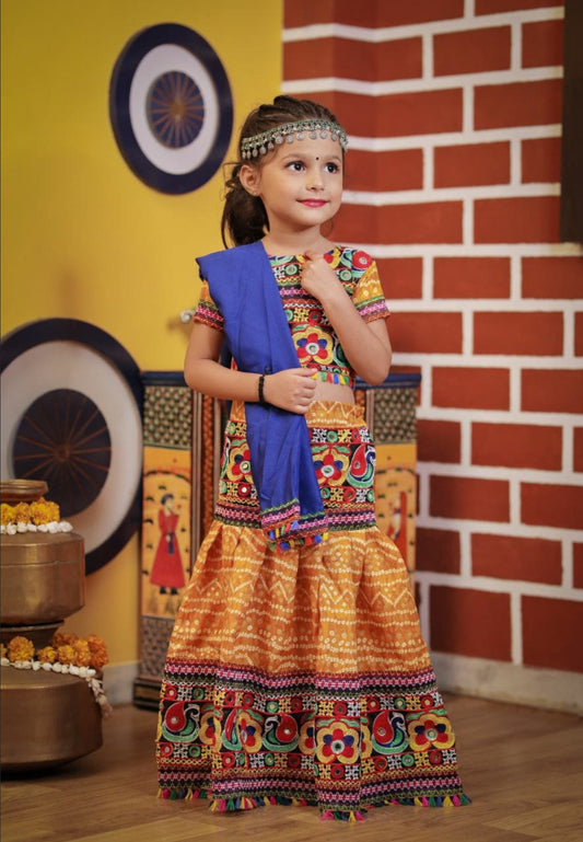 Lehenga de célébration Navratri multicolore jaune et bleu en coton enfant