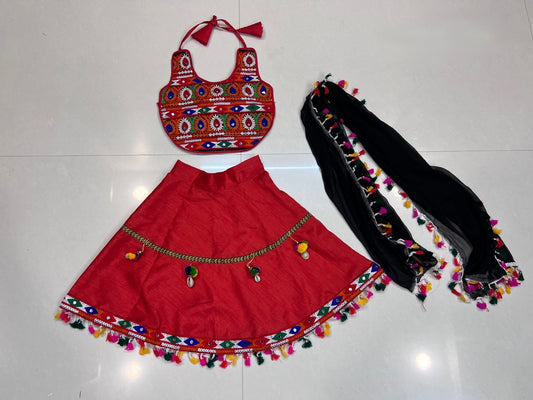 Lehenga de célébration Navratri rouge en soie artificielle avec pampilles multicolores enfant