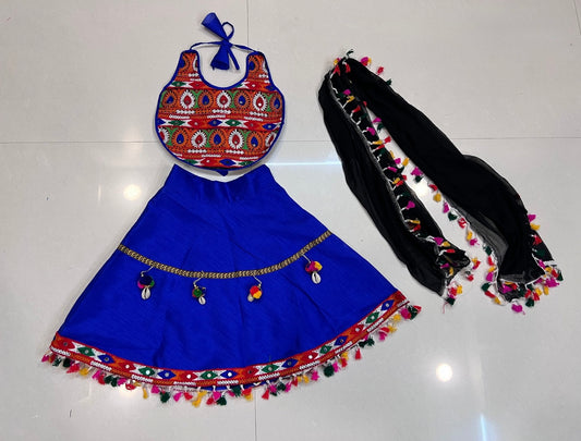 Lehenga de célébration Navratri bleu électrique en soie artificielle avec pampilles multicolores enfant