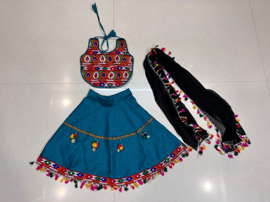 Lehenga de célébration Navratri bleu paon en soie artificielle avec pampilles multicolores enfant