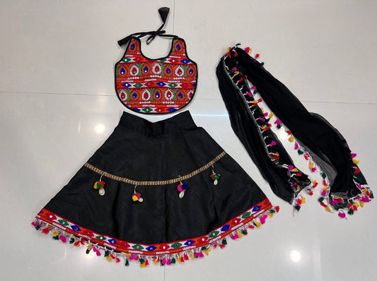 Lehenga de célébration Navratri noir en soie artificielle avec pampilles multicolores enfant