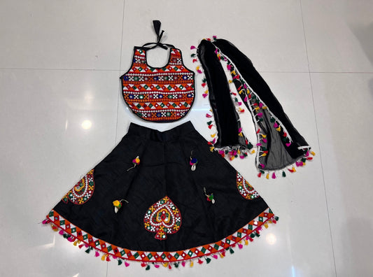 Lehenga de célébration Navratri noir design cœur en soie artificielle avec pampilles multicolores enfant