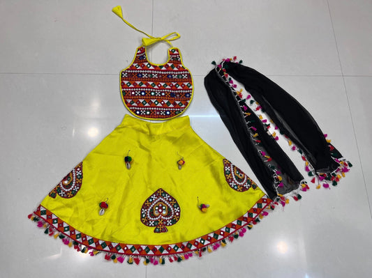 Lehenga de célébration Navratri jaune fluo design cœur en soie artificielle avec pampilles multicolores enfant